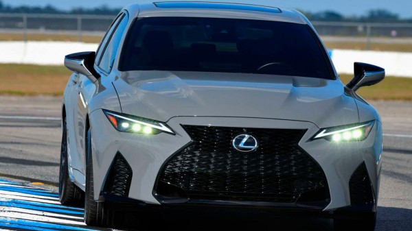 Lexus готовит спецверсию седана IS, оснащенную атмосферным V8