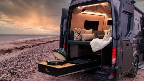 Гриль и минибар. А что еще нужно в дороге?