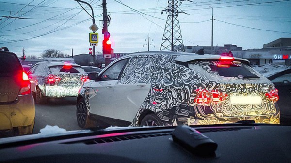 Обновленная модель Lada Vesta показала новые LED-фары в ночи
