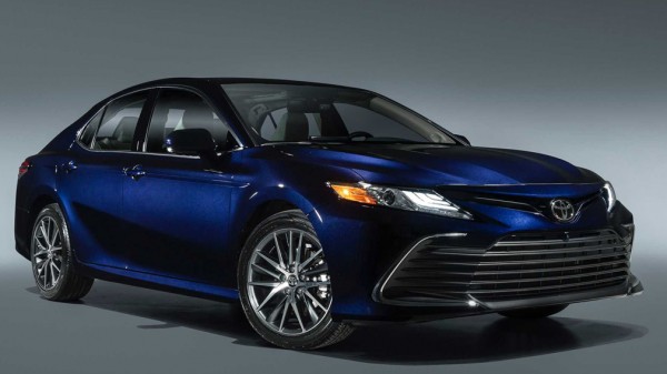 Названы сроки выхода обновлённой Toyota Camry 2021 года в России