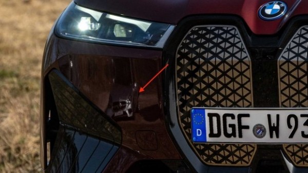 BMW на официальных фото iX прорекламировала Mercedes?