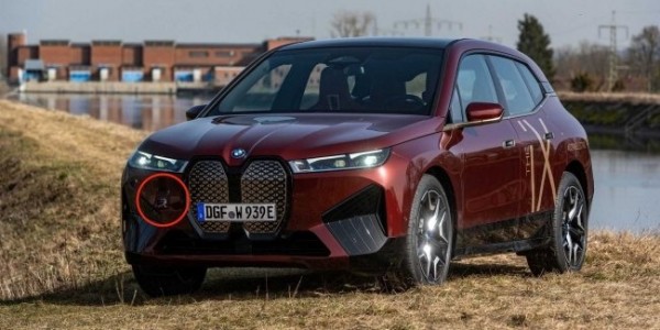 BMW на официальных фото iX прорекламировала Mercedes?