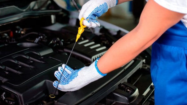 Российским автолюбителям рассказали, почему запрещено менять моторное масло весной
