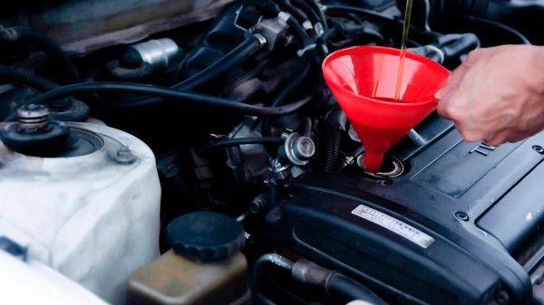 Российским автолюбителям рассказали, почему запрещено менять моторное масло весной