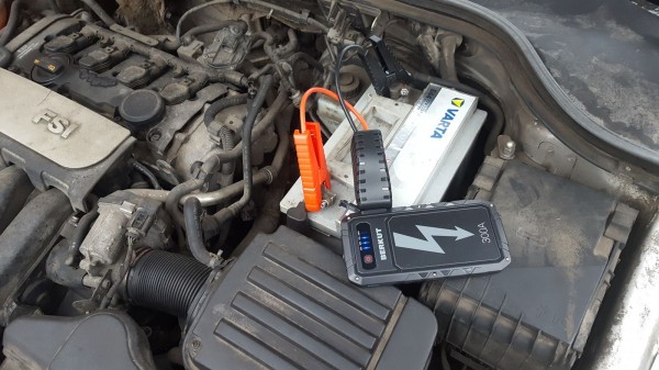 &laquo;Когда 1,6 литра лучше, чем 2,0 литра&raquo;. Тестируем пусковой бустер размером со смартфон