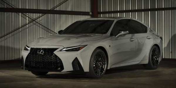 На память: Lexus выпустит спецверсию IS с атмосферным V8