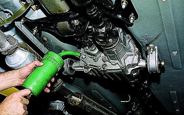 Заливаем в раздатку правильное масло