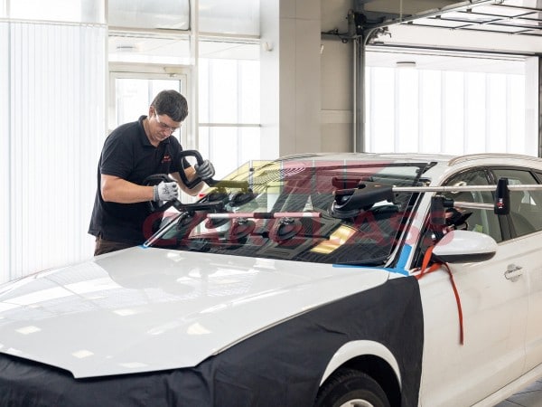 Замена лобового стекла: что нужно знать, отдавая машину на сервис