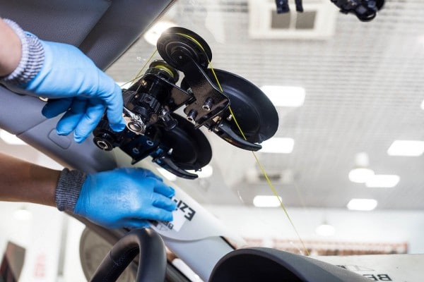 Замена лобового стекла: что нужно знать, отдавая машину на сервис