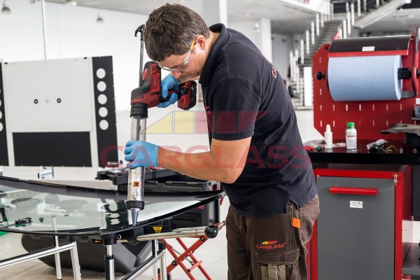 Замена лобового стекла: что нужно знать, отдавая машину на сервис