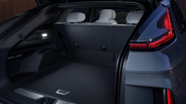 Cadillac представил серийную версию электрокроссовера Cadillac Lyriq