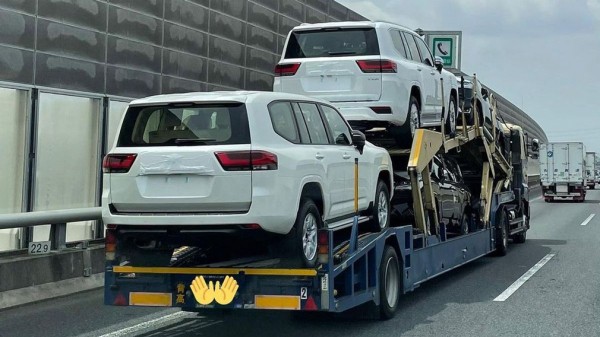 В Сети появились новые снимки Toyota Land Cruiser 300: теперь профиль и вид сзади