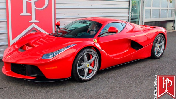 На продажу выставлен один из 499 супергибридов Ferrari LaFerrari 