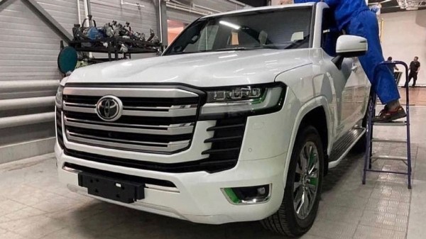 В Сети появились новые снимки Toyota Land Cruiser 300: теперь профиль и вид сзади