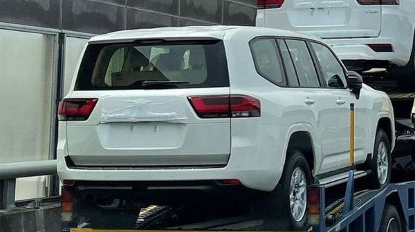В Сети появились новые снимки Toyota Land Cruiser 300: теперь профиль и вид сзади