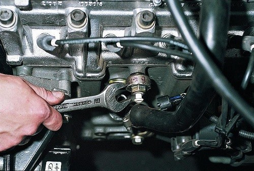 Где установлен датчик температуры двигателя