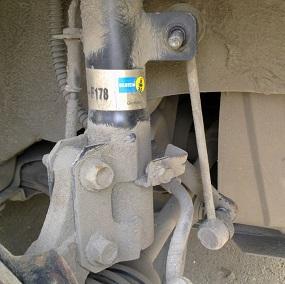 Как самостоятельно поменять амортизаторы и стойки