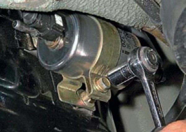 Как заменить топливный фильтр на Калине самому