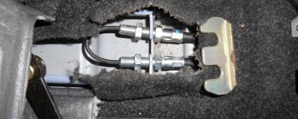 Как заменить трос стояночного тормоза