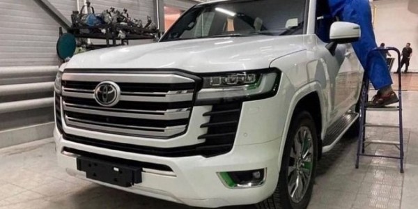 Toyota LC 300 без камуфляжа: теперь профиль и вид сзади