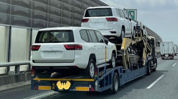 Toyota LC 300 без камуфляжа: теперь профиль и вид сзади