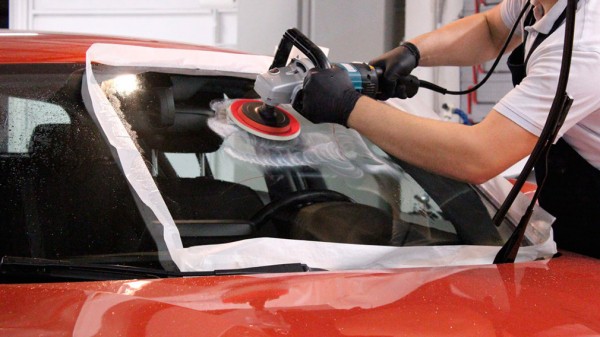 Стало известно как самостоятельно и дешево убрать царапины на стеклах машины