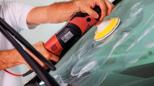 Стало известно как самостоятельно и дешево убрать царапины на стеклах машины