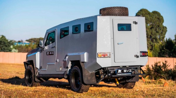 На базе внедорожника Toyota Land Cruiser построили восьмиместный броневик 