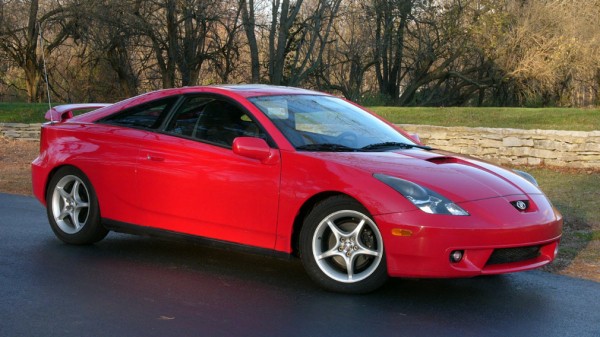 Toyota Celica стала самым популярным подержанным спорткаром в РФ в 2021 году