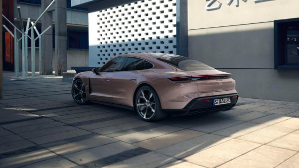Porsche намерена выпустить две новые версии электрического Taycan