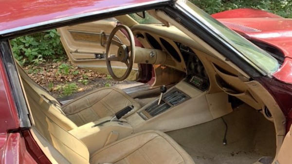 В России продают спорткар Chevrolet Corvette 1976 года с минимальным пробегом