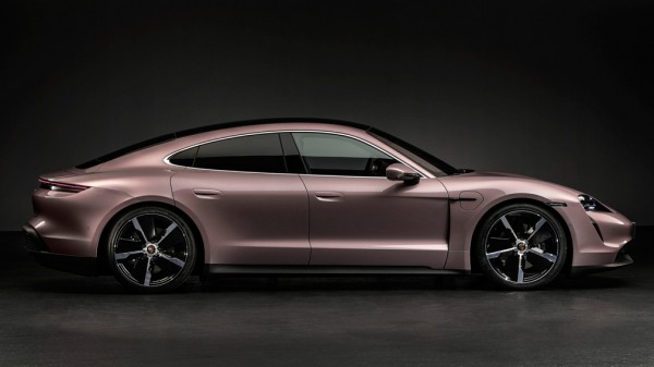 Porsche намерена выпустить две новые версии электрического Taycan