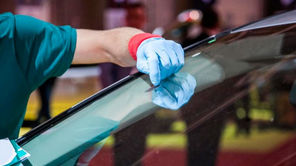 Стало известно как самостоятельно и дешево убрать царапины на стеклах машины