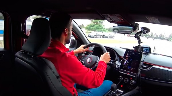 Французский кроссовер Arkana успешно справился с "лосиным тестом"