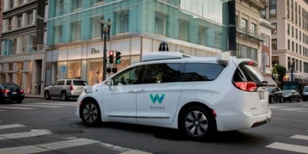 Беспилотник Waymo создал пробку и &laquo;текал&raquo; от техподдержки
