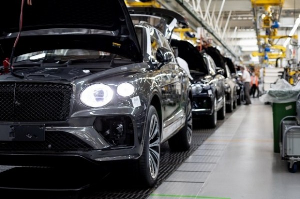 Богатым нужны новые игрушки: рекордные продажи Bentley