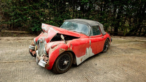 Разбитый в хлам Jaguar ушел с молотка за миллион