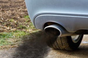 Черный дым из выхлопной трубы дизеля