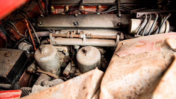 Разбитый в хлам Jaguar ушел с молотка за миллион