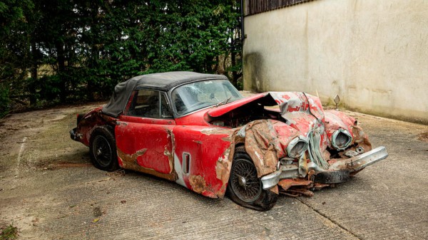 Разбитый в хлам Jaguar ушел с молотка за миллион