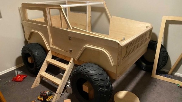 Одержимый папа построил сыну уникальную кровать