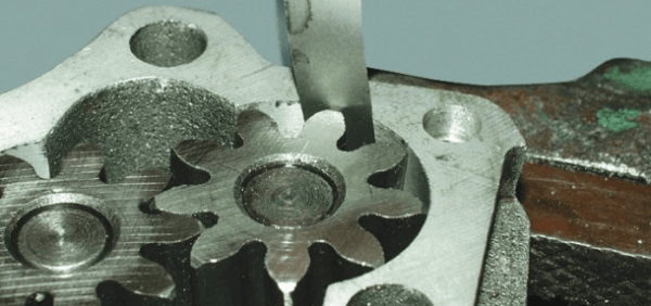 Почему загорается лампочка давления масла