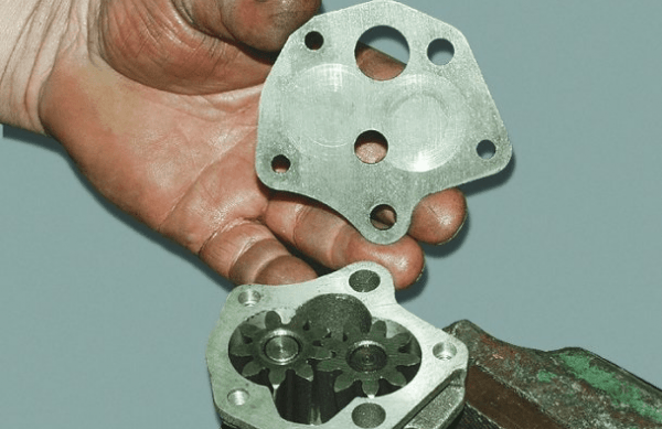 Почему загорается лампочка давления масла