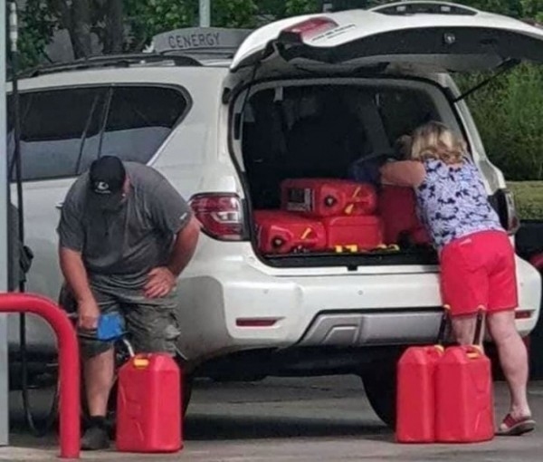 Правительство США призвало американцев не набирать бензин в пакеты