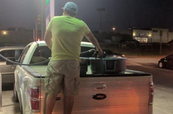 Правительство США призвало американцев не набирать бензин в пакеты