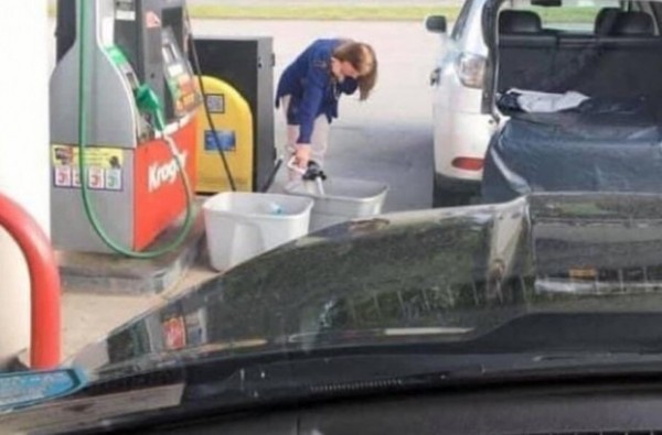 Правительство США призвало американцев не набирать бензин в пакеты