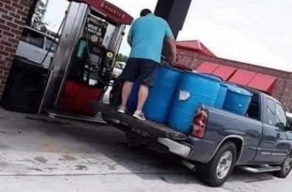 Правительство США призвало американцев не набирать бензин в пакеты