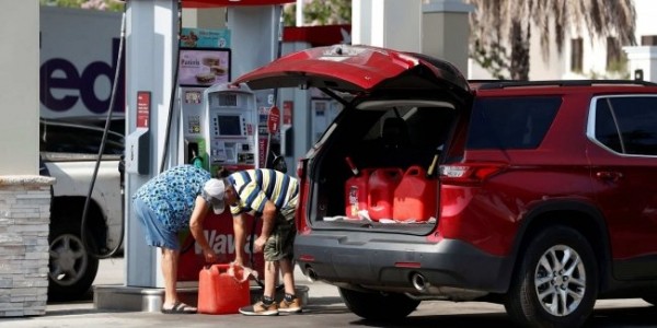 Правительство США призвало американцев не набирать бензин в пакеты