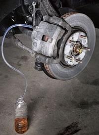 Процедура замены тормозной жидкости своими руками