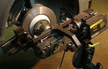 Протачиваем тормозные диски своими руками без снятия